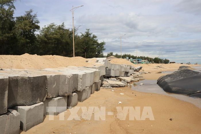 Các khối bê tông được sắp xếp phía ngoài tuyến đường, tạo thành hàng chắn sóng, giảm tác động trực tiếp của sóng biển vào chân đường. Ảnh: Mai Trang - TTXVN