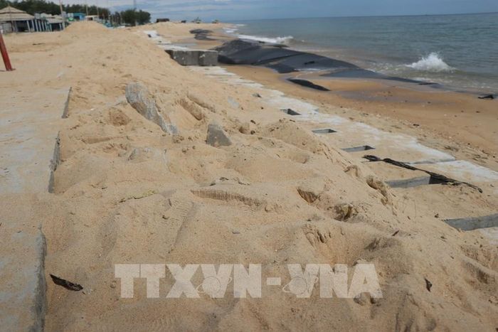Xử lý phần xói lở dọc tuyến đường ven biển Thuận An - Phú Thuận. Ảnh: Mai Trang - TTXVN