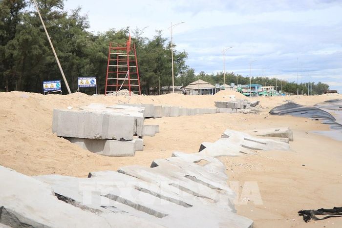 Xử lý tạm thời phần sạt lở dọc tuyến đường ven biển Thuận An - Phú Thuận. Ảnh: Mai Trang - TTXVN