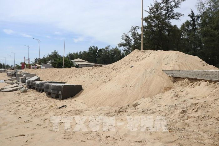 Tuyến đường bê tông dọc bãi biển Thuận An - Phú Thuận có nguy cơ tiếp tục xói lở do sóng biển dâng cao. Ảnh: Mai Trang - TTXVN