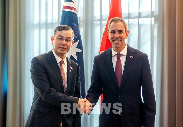 Bộ trưởng Ngân khố Australia Jim Chalmers chào mừng Bộ trưởng Bộ Tài chính Ngô Văn Tuấn đến thăm và làm việc. Ảnh: MOF