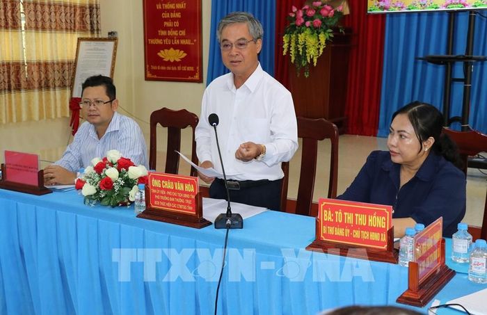 Phó Chủ tịch UBND tỉnh Vĩnh Long Châu Văn Hòa, Phó Trưởng ban Thường trực Ban Chỉ đạo các Chương trình mục tiêu quốc gia tỉnh Vĩnh Long phát biểu chỉ đạo tại buổi làm việc. Ảnh: Thanh Hòa- TTXVN