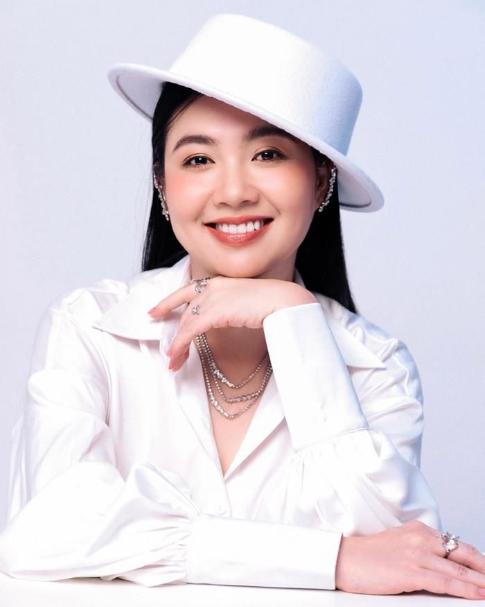 Sau nhiều năm hoạt động nghệ thuật, diễn viên Lê Khánh vẫn giữ được nét duyên riêng mỗi khi xuất hiện trên màn ảnh. Ảnh: FBNV
