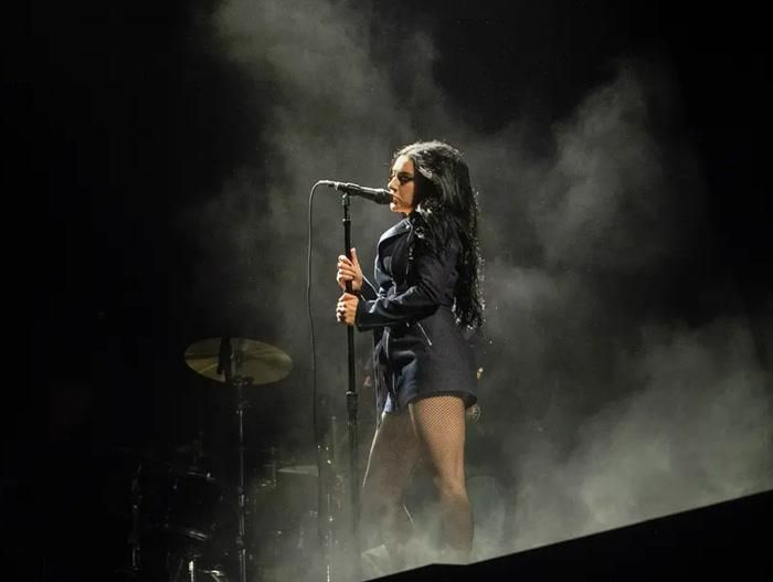 Charli XCX tại lễ hội Outside Lands. Ảnh: SFGATE