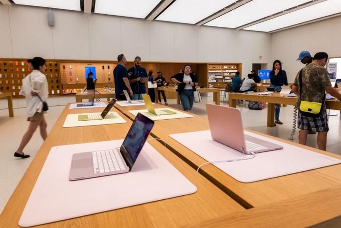 Apple hiện mới được cho là ở giai đoạn đánh giá chip CXMT, chưa có xác nhận linh kiện này sẽ xuất hiện trên iPhone hay MacBook thương mại. Ảnh: WSJ.