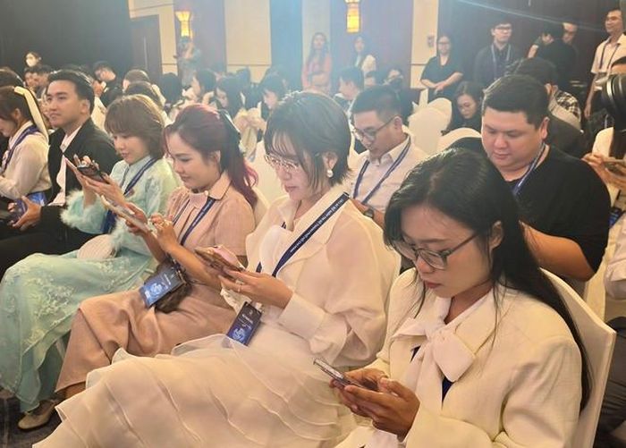 Các nghệ sĩ, các nhà sáng tạo nội dung có mặt tại sự kiện.