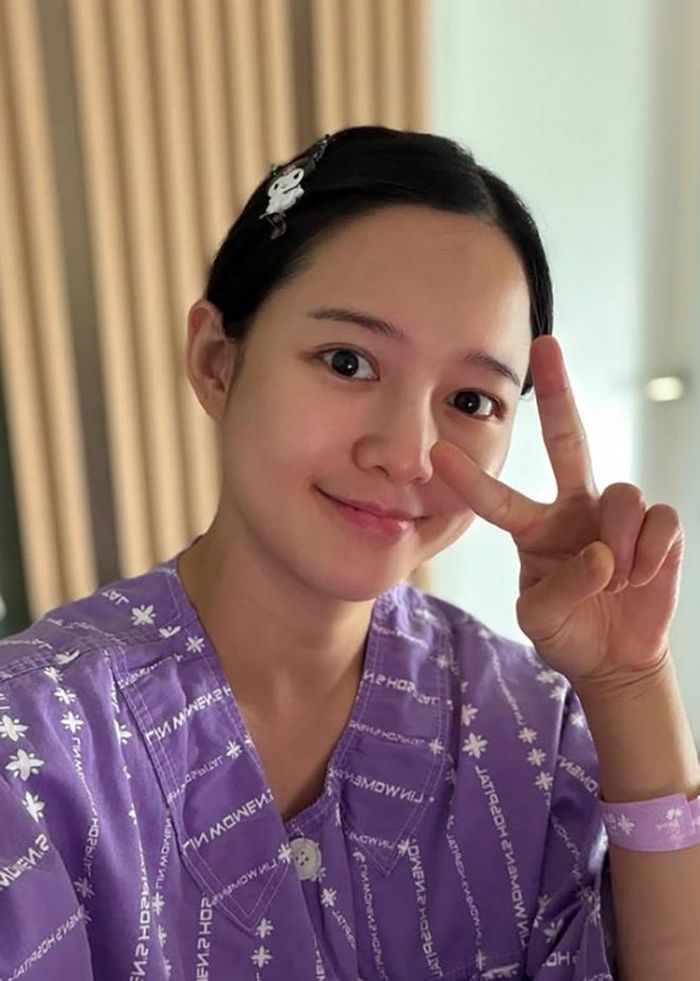 Dù phải đối diện với chuyện chăm con, Nam Bo Ra vẫn dành trọn sự chú ý cho cậu con trai nhỏ.