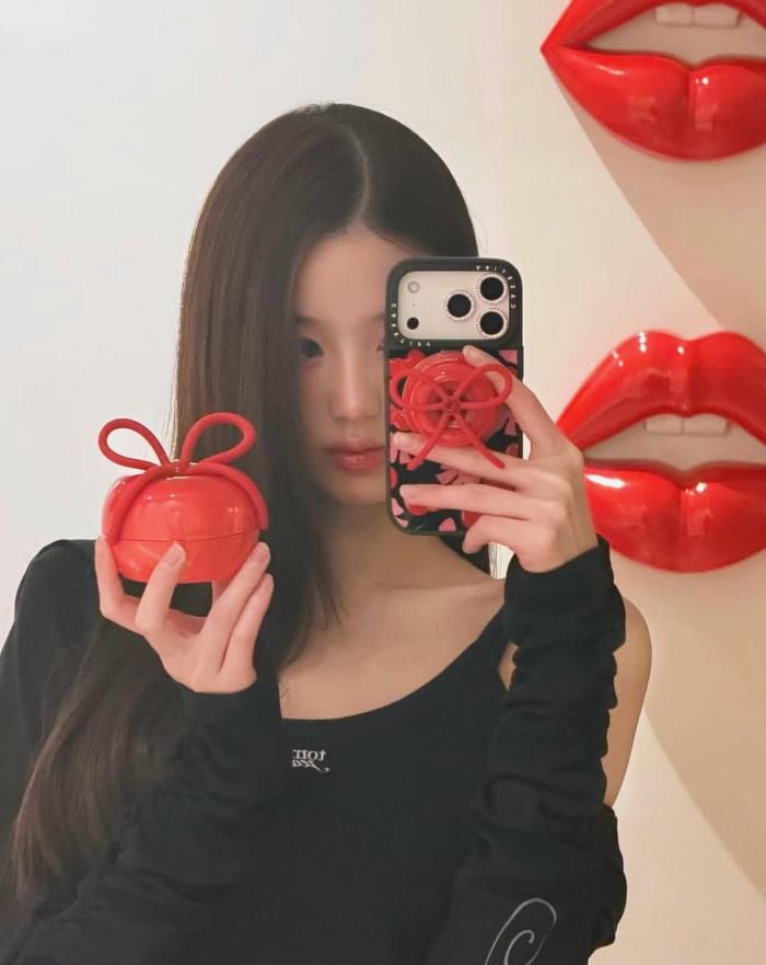 Với khả năng cân bằng nhiều phong cách khác nhau, Jang Won Young tiếp tục chứng minh sức hút riêng giữa thế hệ thần tượng trẻ.