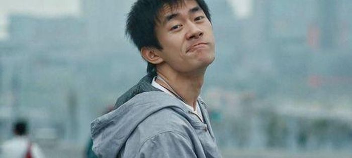 Dịch Dương Thiên Tỉ trong tạo hình nhân vật Lưu Xuân Hòa của Tôi Nhỏ Nhỏ, vai diễn giúp anh liên tiếp giành Kim Kê và Bách Hoa.