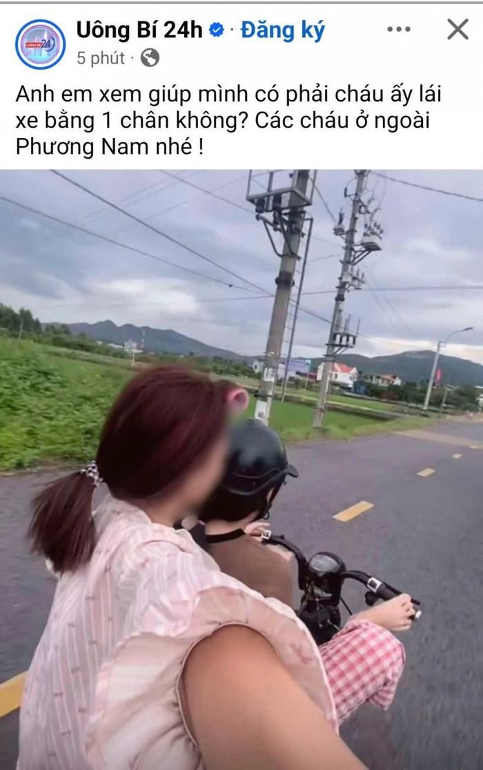 Hình ảnh Em D dùng chân điều khiển xe, trong khi người ngồi phía sau không đội mũ bảo hiểm được đăng tải trên mạng xã hội. 