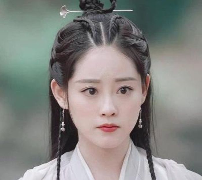 Từ một cô gái dịu dàng, Chu Chỉ Nhược từng bước thay đổi khi tình yêu và trách nhiệm với Nga Mi trở thành những ràng buộc không thể tháo gỡ.