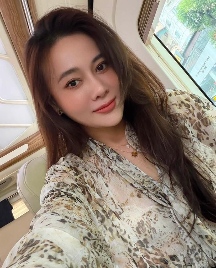 Phương Oanh dần xuất hiện trở lại với diện mạo chỉn chu, gương mặt tươi tắn và thần thái nhẹ nhàng. (Ảnh: FBNV)