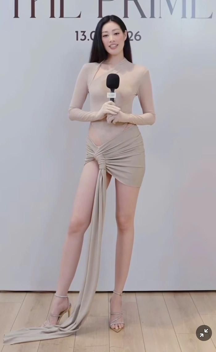 Đôi chân dài cực phẩm của Khánh Vân được khoe trọn. Ảnh chụp màn hình Fanpage Vietnam International Fashion Week. 