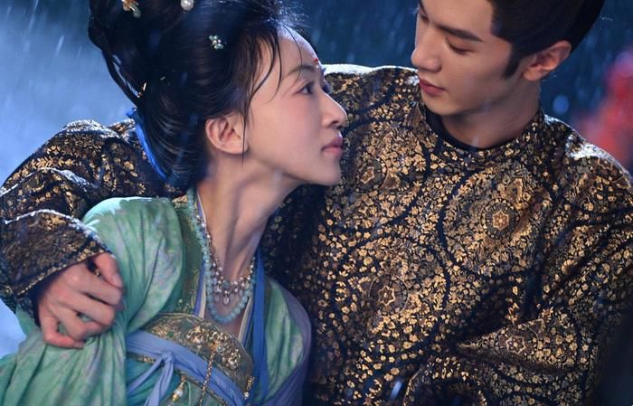 Ở những tập đầu, Anh Quả và Mạnh Đình Huy chủ yếu bị cuốn vào những vấn đề liên quan đến triều chính.