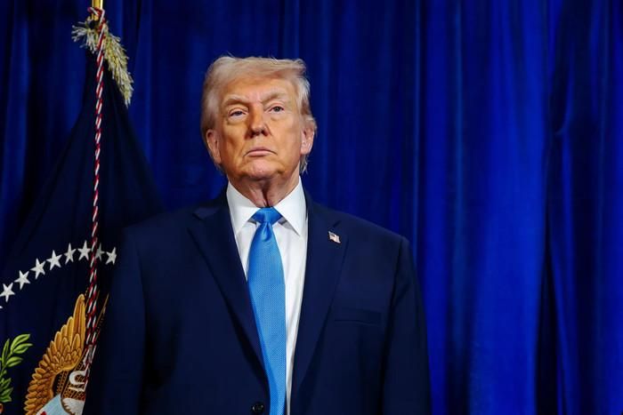 Donald Trump trong một cuộc họp báo tại Câu lạc bộ Mar-a-Lago ở Palm Beach, Florida, ngày 3 tháng 1 năm 2026. (Ảnh: Nicole Combeau/Bloomberg/Getty Images)