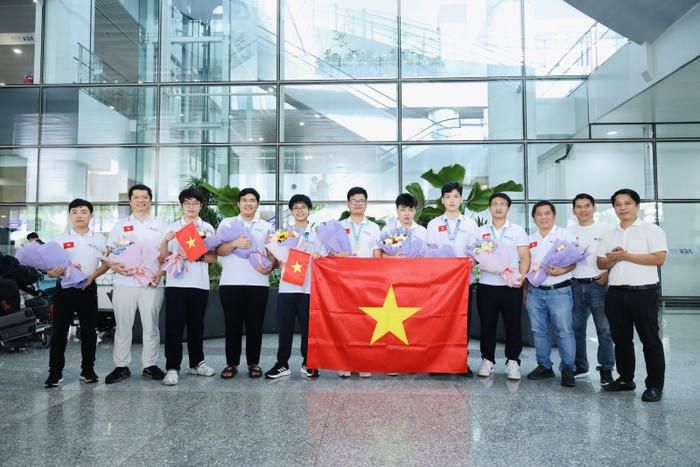 TS. Trần Quốc Long (thứ hai từ trái sang), Trưởng đoàn, cho rằng học sinh Việt Nam còn nhiều tiềm năng trong lĩnh vực trí tuệ nhân tạo. Ảnh: Bộ GD&ĐT