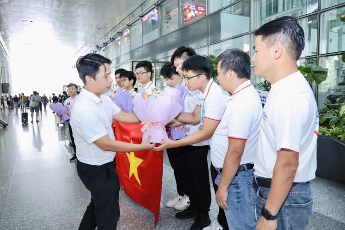 Đại diện Cục Quản lý chất lượng, Bộ GD&ĐT tặng hoa chúc mừng đội tuyển. Ảnh: Bộ GD&ĐT