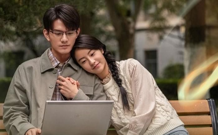Từng Thiếu Niên có sự tham gia của Trương Nhất Sơn, Quan Hiểu Đồng và Phạm Thừa Thừa, được chuyển thể từ tiểu thuyết của Cửu Dạ Hồi. Bộ phim mang màu sắc thanh xuân với những mối quan hệ đan xen giữa tình yêu, tình bạn và gia đình. Tuy có một số tình tiết mang hơi hướng "thanh xuân đau thương" và nhiều tuyến tình cảm phức tạp, tác phẩm vẫn tạo được sự đồng cảm nhờ hành trình trưởng thành kéo dài qua nhiều năm của các nhân vật. Phần phim thời đại học đạt điểm Douban 7,5 theo nguồn được cung cấp, trong khi phần tiền truyện Từng Thiếu Niên Chi Thời Niên Thiếu từng có mức điểm cao hơn. Điểm đáng chú ý của tác phẩm nằm ở cách câu chuyện để nhân vật trải qua những lựa chọn và bỏ lỡ trước khi nhận ra giá trị của sự đồng hành.