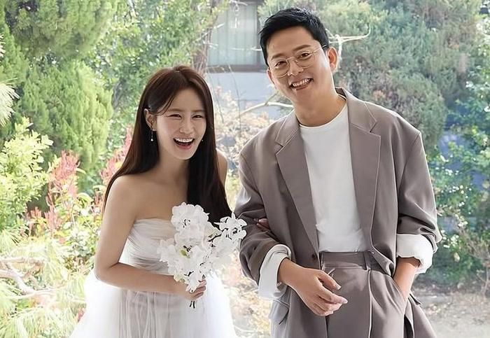 Kim Ji Min kết hôn với Kim Jun Ho - đàn anh trong làng hài KBS vào tháng 7 năm ngoái sau 3 năm hẹn hò.