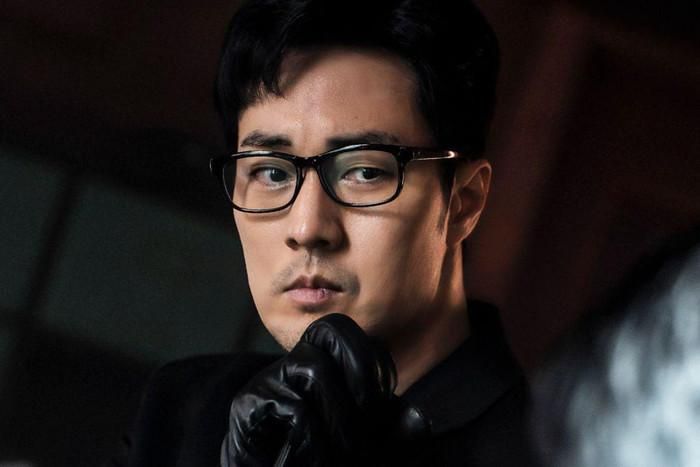 Agent Kim Reactivated gây chú ý với hình tượng người hùng có vẻ ngoài hoàn toàn đối lập với năng lực thật sự. So Ji-sub vào vai Kim, một nhân viên kế toán ngân hàng có cuộc sống bình thường và luôn dành sự quan tâm cho gia đình. Tuy nhiên, khi cô con gái duy nhất bị bắt cóc, ông buộc phải đối diện với quá khứ từng là đặc nhiệm trong thế giới tình báo. Những kỹ năng chiến đấu và kinh nghiệm được che giấu nhiều năm lần lượt được đánh thức, đưa nhân vật vào cuộc truy tìm những kẻ đứng sau vụ bắt cóc. Phim kết hợp hành động, tội phạm và báo thù, đồng thời đặt trọng tâm vào động lực của một người cha sẵn sàng làm mọi thứ để cứu con. 