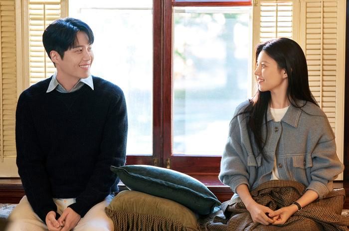 Can This Love Be Translated? là lựa chọn đáng chú ý dành cho khán giả yêu dòng phim tình cảm. Kim Seon-ho và Go Youn-jung đóng chính, lần lượt vào vai Joo Ho-jin và Cha Mu-hee. Ho-jin là một thông dịch viên đa ngôn ngữ tài năng nhưng lại gặp khó khăn trong việc nắm bắt cảm xúc của tình yêu. Công việc đưa anh đến bên Mu-hee, một nữ minh tinh quốc tế nổi tiếng nhưng vụng về trong chuyện tình cảm. Trong quá trình đồng hành qua nhiều quốc gia để phục vụ một chương trình truyền hình, hai người dần nhận ra sự khác biệt trong cách nhìn nhận cuộc sống và tình yêu. Những hiểu lầm phát sinh từ rào cản ngôn ngữ tạo ra nhiều tình huống hài hước, đồng thời trở thành chất xúc tác để mối quan hệ giữa hai nhân vật tiến triển. 