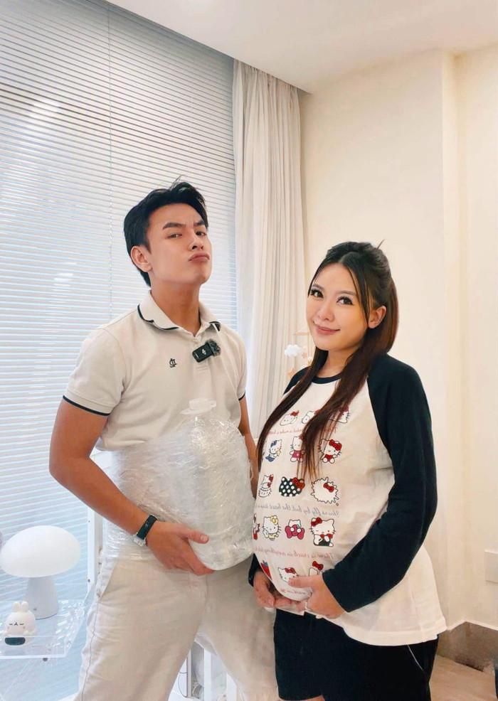 Nhiều đồng nghiệp chúc mừng vợ chồng diễn viên Huỳnh Quý.