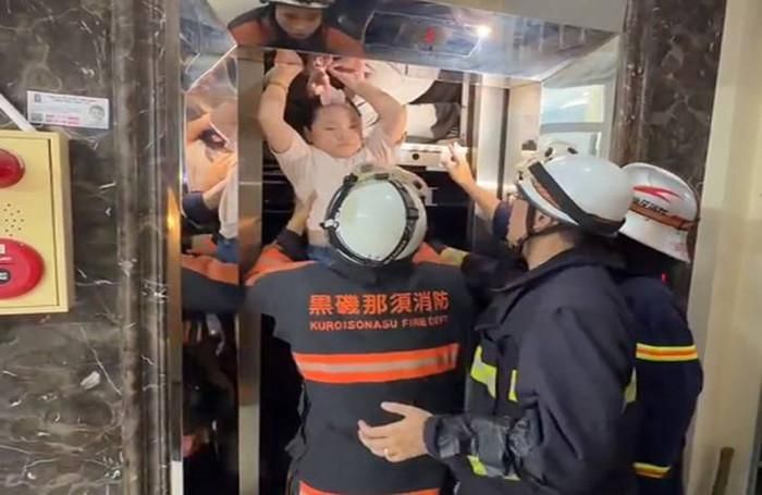 Hướng dẫn và đưa các nạn nhân ra bên ngoài.