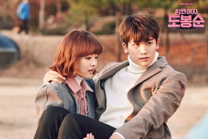 Ahn Min Hyuk (Park Hyung Sik), CEO của một công ty game, thuê cô gái sở hữu sức mạnh phi thường Do Bong Soon (Park Bo Young) làm vệ sĩ. Kể từ đó, anh gần như không thể chịu nổi bất kỳ người đàn ông nào chỉ cần nhìn Bong Soon quá lâu, đặc biệt là người bạn thanh mai trúc mã của cô - thám tử Guk Doo (Ji Soo). Cũng dễ hiểu khi Min Hyuk ghen, bởi anh đã thầm yêu Bong Soon, trong khi cô lại dành chút tình cảm cho Guk Doo. Sự ghen tuông của Min Hyuk vừa ồn ào, trẻ con, vừa diễn ra liên tục nhưng luôn được khai thác theo hướng hài hước thay vì tiêu cực. Chính điều đó khiến nhân vật trở nên vô cùng đáng yêu. Bộ phim ghi điểm nhờ phản ứng hóa học ngọt ngào của cặp đôi chính, khả năng diễn hài duyên dáng của Park Bo Young và nét "dỗi hờn" rất cuốn hút của Park Hyung Sik.