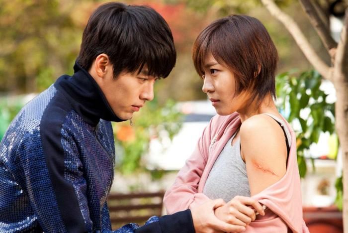 Kim Joo Won (Hyun Bin) là chủ tịch trung tâm thương mại giàu có, điển trai nhưng kiêu ngạo và cầu toàn. Mọi chuyện thay đổi khi anh gặp nữ diễn viên đóng thế Gil Ra Im (Ha Ji Won). Ban đầu cả hai liên tục cãi vã, nhưng sau biến cố hoán đổi thân xác, Joo Won mới nhận ra mình yêu và ghen với Ra Im nhiều đến mức nào, đặc biệt khi có những người đàn ông khác xuất hiện bên cạnh cô. Là một trong những bộ phim kinh điển của làn sóng Hallyu, Secret Garden gây ấn tượng với cốt truyện hoán đổi thân xác độc đáo, phản ứng hóa học bùng nổ giữa Hyun Bin và Ha Ji Won cùng hành trình từ kiêu ngạo đến hết lòng vì tình yêu của nam chính.