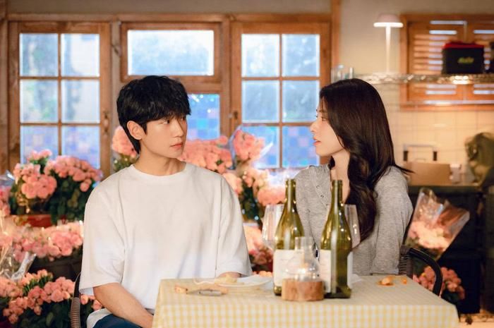 Jung Hae In và Ha Young đảm nhận hai nhân vật trung tâm trong câu chuyện kết hợp tình đầu, mất trí nhớ và thế giới tội phạm. Ảnh: Netflix Hàn Quốc.
