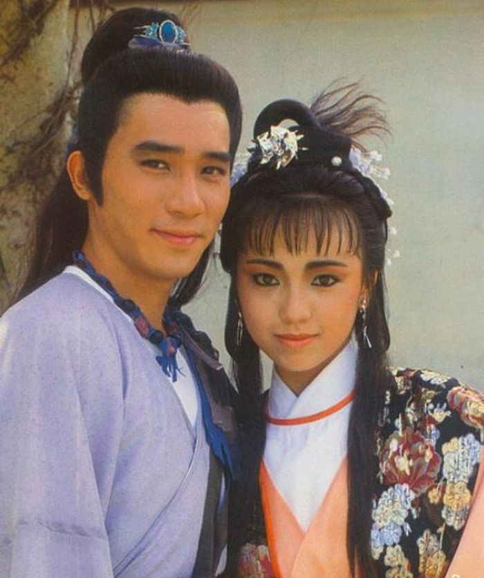 Phiên bản TVB năm 1986 là một trong những tác phẩm kinh điển của màn ảnh Hong Kong. Khi đó, Lương Triều Vỹ mang đến một Trương Vô Kỵ trẻ trung, chính trực và giàu tình cảm.