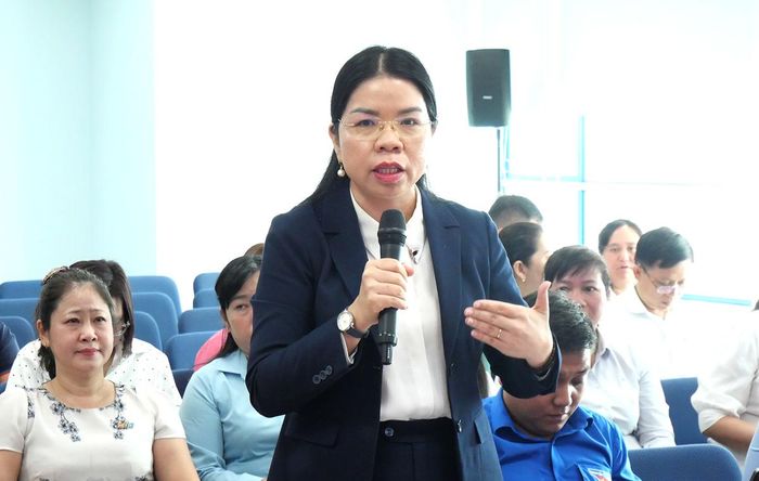 Bà Nguyễn Thị Ngọc Xuân - Phó Chủ tịch Ủy ban MTTQ Việt Nam TPHCM, Chủ tịch Hội LHPN TPHCM - trao đổi tại buổi công bố chương trình giao lưu nghệ thuật "Hướng về biên giới, biển, đảo Tổ quốc" năm 2026.