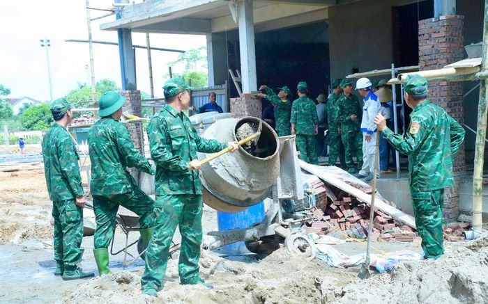 Cán bộ, chiến sĩ Bộ đội Biên phòng Nghệ An trên công trường xây dựng Trường Phổ thông nội trú liên cấp tại xã biên giới Anh Sơn