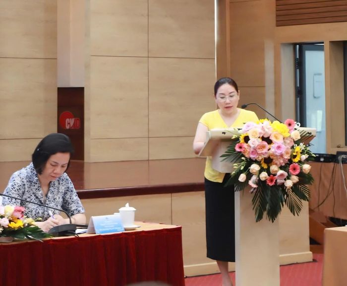 Tiến sĩ Nguyễn Thị Hồng Hạnh trình bày tham luận tại Hội thảo