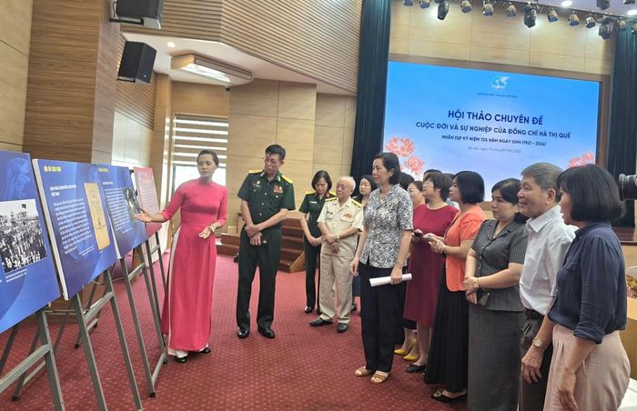 Các đại biểu tham quan khu vực triển lãm về cuộc đời và sự nghiệp của bà Hà Thị Quế