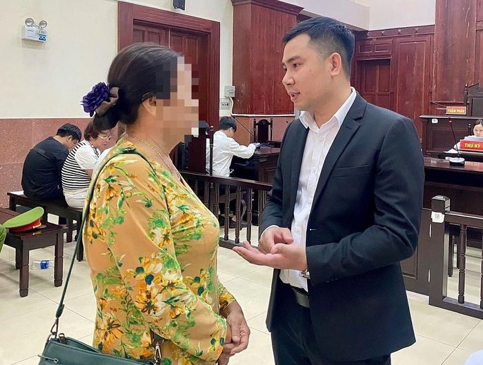 Bà Nguyễn Ngọc Ánh và luật sư tại tòa