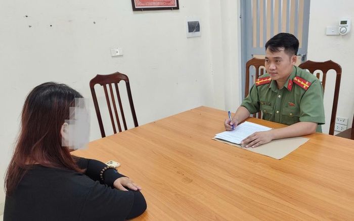 Công an xã Phú Cát làm việc với chị B.T.H. Ảnh: Công an hà Nội
