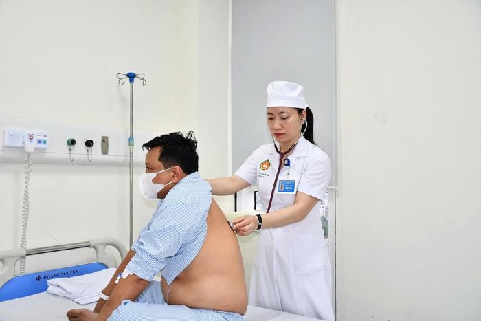 Trung tá, tiến sĩ Phạm Thị Mai thăm khám cho bệnh nhân