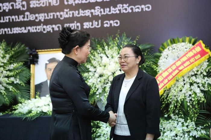 Bà Lê Thị Thủy (bên trái), Ủy viên TƯ Đảng, Phó Chủ tịch UBTƯ MTTQ Việt Nam, Chủ tịch Hội LHPN Việt Nam, chia buồn với Đại sứ Lào tại Việt Nam Khamphao Ernthavanh