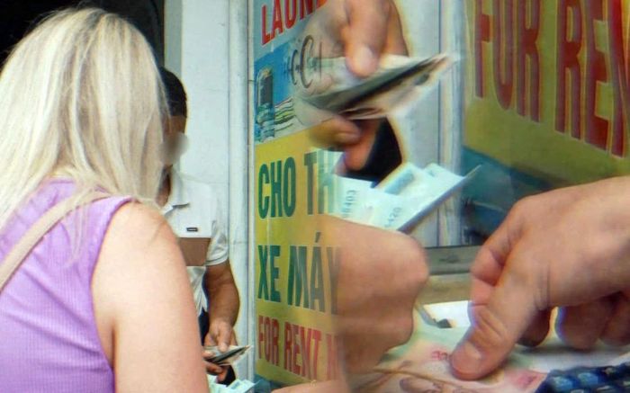 Khách nước ngoài trao đổi tiền ngoại tệ