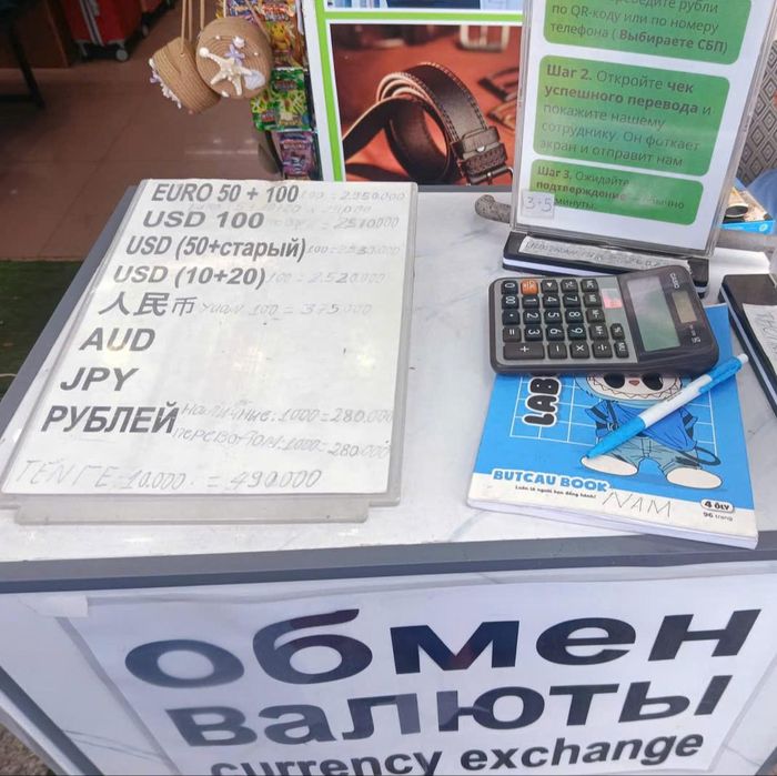 Ngang nhiên công khai tỷ giá quy đổi ngoại tệ sang tiền Việt cho du khách.