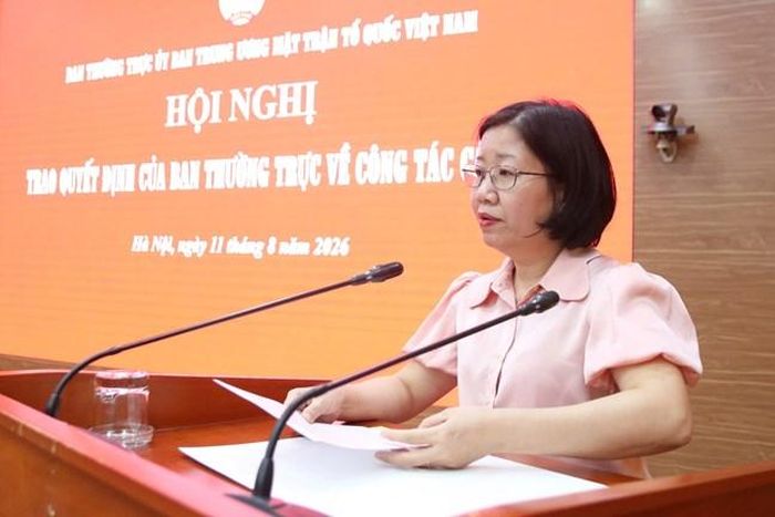 Bà Đinh Thị Thúy Ngân - tân Phó Chánh Văn phòng Cơ quan UBTƯ MTTQ Việt Nam - phát biểu nhận nhiệm vụ