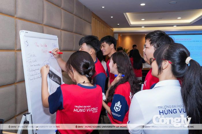 Sinh viên Trường Đại học Hùng Vương TP.HCM học tập tại doanh nghiệp.
