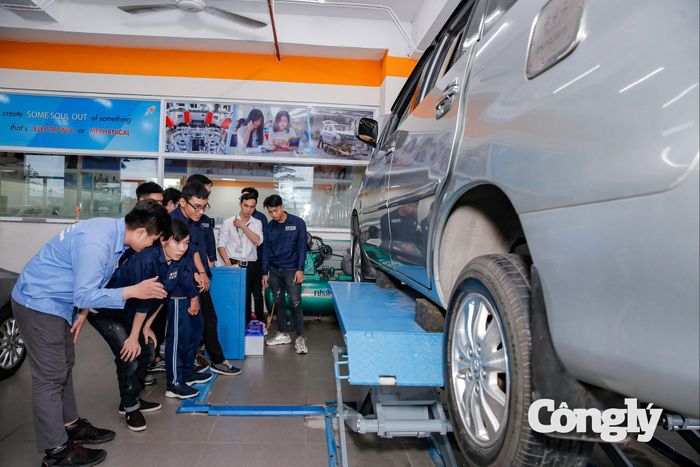 Trường Đại học Công nghệ TP.HCM (HUTECH) công bố điểm chuẩn năm 2026 theo 4 phương thức.