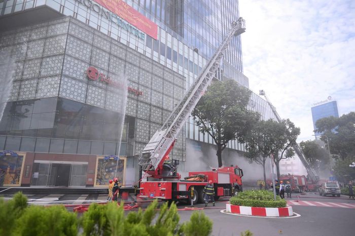 Các phương án chữa cháy lập tức được triển khai để cứu người và tài sản, cũng như không chế đám cháy. ( Ảnh: Công an TP.HCM)