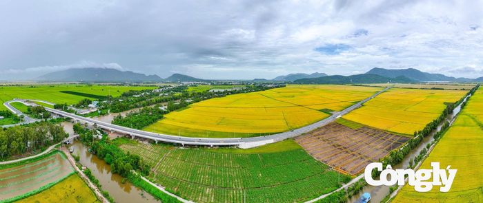 Hạ tầng giao thông hiện đại hòa cùng đồng ruộng, núi non, tạo nên một diện mạo mới cho vùng đất Tri Tôn
