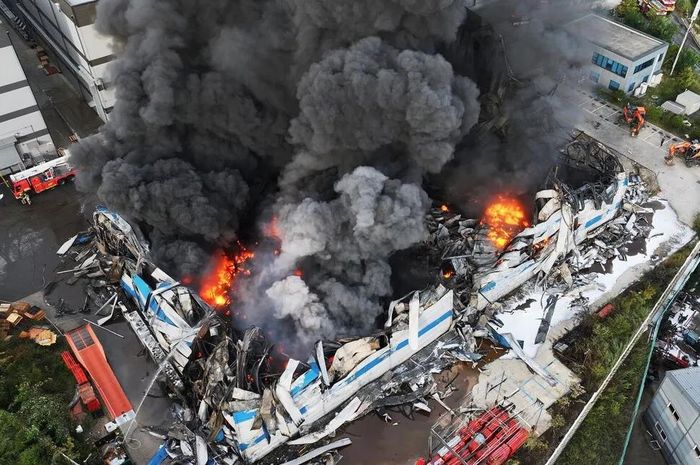 Đám cháy lớn, chính quyền địa phương phải phát cảnh báo. Ảnh: Yonhap News