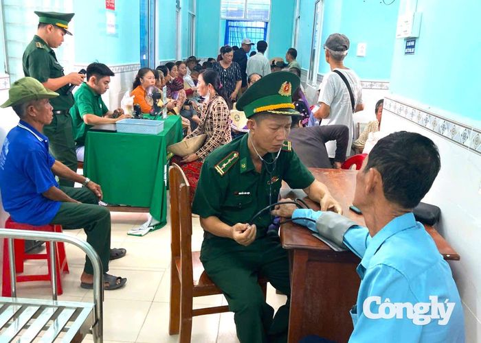 Quân y Đồn Biên phòng Đất Mũi khám huyết áp cho người dân
