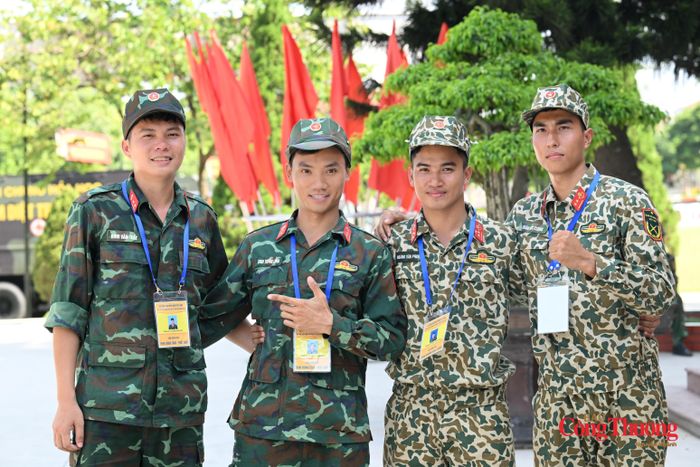 Trung úy CN Đinh Văn Tuất (Ngoài cùng bên phải) chia sẻ trước khi bước vào phần thi lý thuyết buổi chiều.