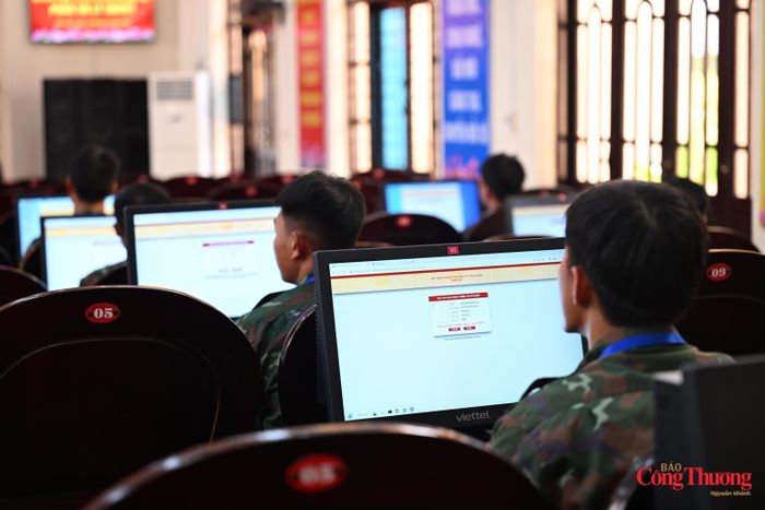 Buổi chiều, 95 chiến sĩ thuộc 19 đơn vị đại diện cho các lực lượng trong toàn quân bước vào phần thi lý thuyết: bài thi trắc nghiệm trên máy tính với 50 câu hỏi.